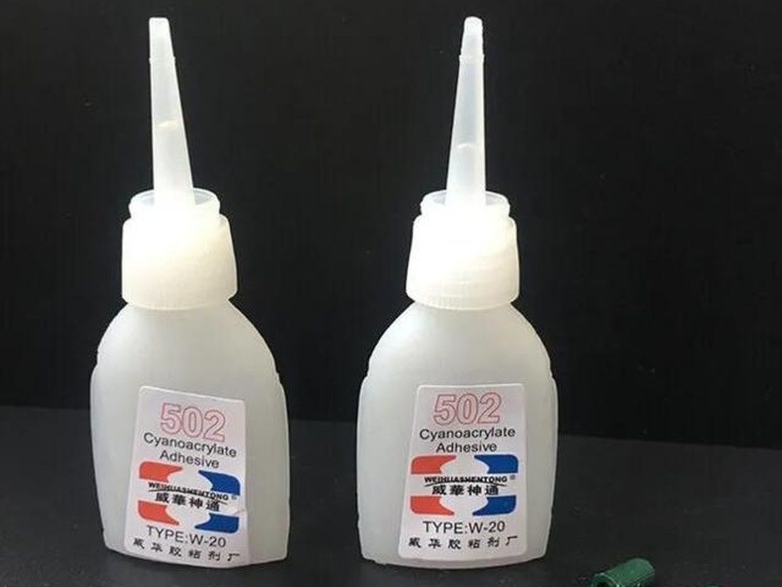 Con uống nhầm keo 502, mẹ vội dốc thêm 1 thứ vào miệng, bác sĩ khen: Quá thông minh!