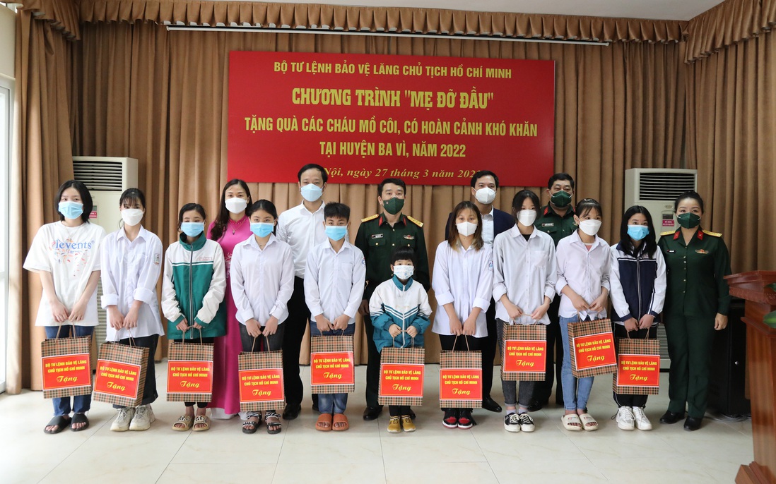 Phụ nữ Bộ Tư lệnh Bảo vệ Lăng Chủ tịch Hồ Chí Minh hưởng ứng chương trình "Mẹ đỡ đầu" 