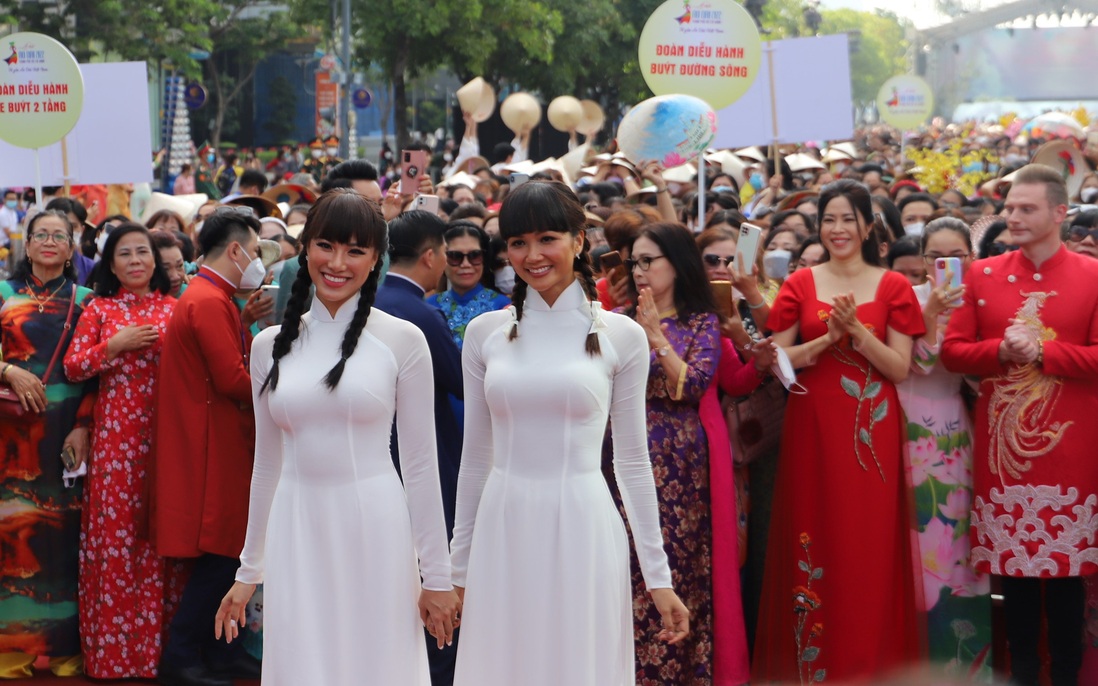 TPHCM: Hơn 2.000 phụ nữ mặc áo dài diễu hành trên đường phố