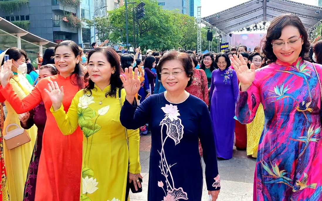 Nguyên Phó Chủ tịch nước, lãnh đạo Hội LHPN Việt Nam cùng phụ nữ TPHCM mặc áo dài diễu hành