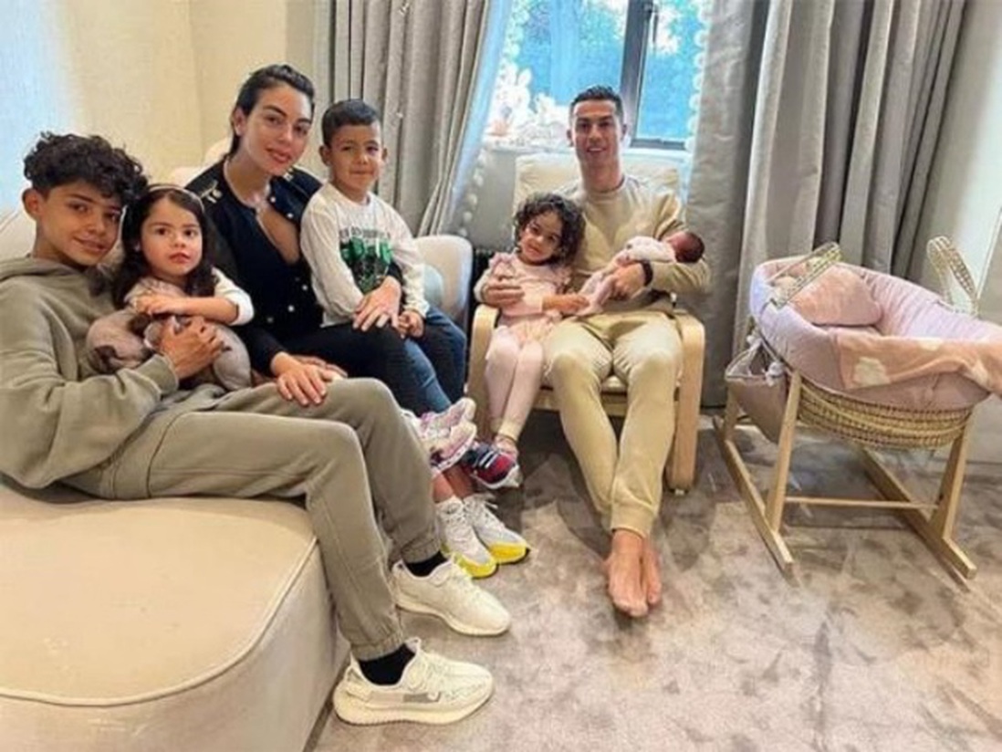 Cristiano Ronaldo đón "công chúa" mới sinh về nhà sau cú sốc xót xa vì con trai qua đời