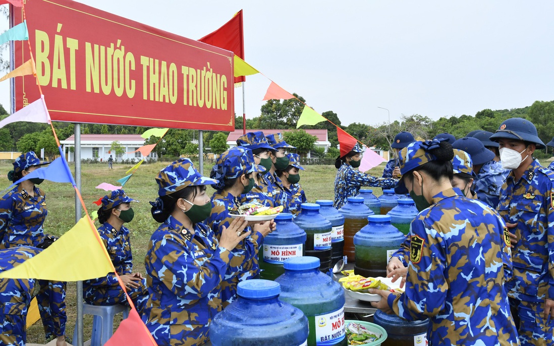 “Bát nước thao trường” thắm tình đồng đội ở Vùng 5 Hải quân