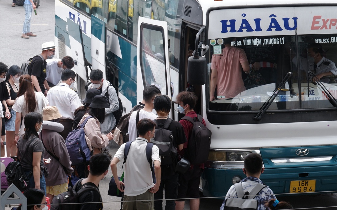 Hàng nghìn phương tiện ùn ùn rời Hà Nội: Cửa ngõ Thủ đô "thất thủ"
