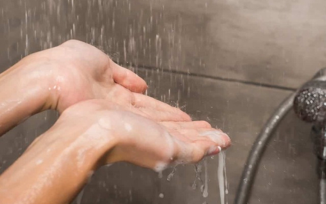 Tắm nước lạnh giúp bạn khỏe mạnh, sống lâu hơn hay có thể gây đột tử?