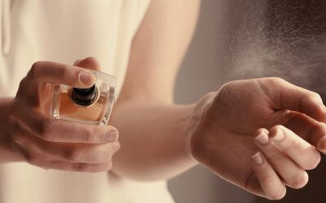 5 cách xịt nước hoa để giữ mùi hương cả ngày