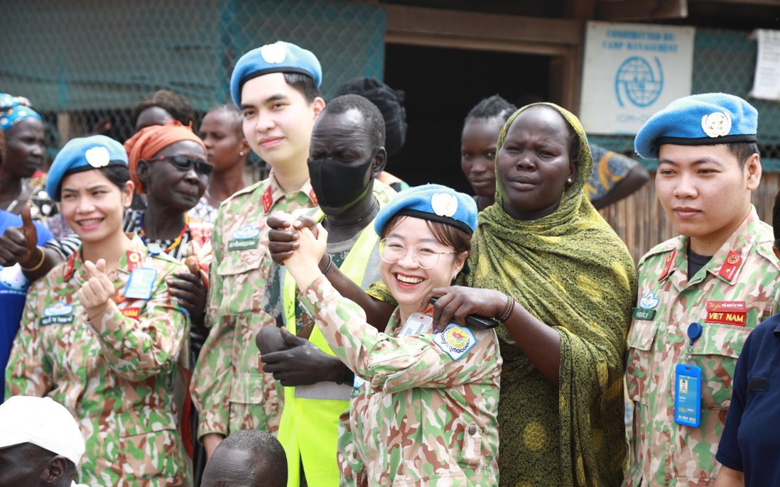 Chiến sĩ "mũ nồi xanh" trao tặng nhiều món quà ý cho trẻ em và người dân trại tị nạn ở Nam Sudan