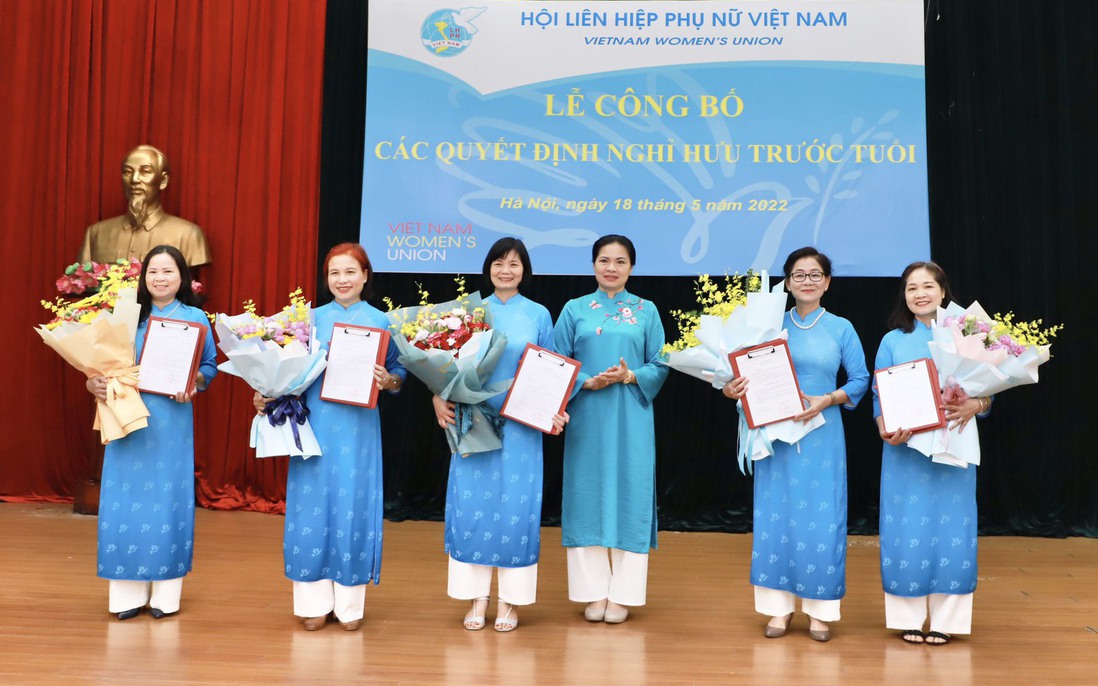 Công bố Quyết định nghỉ hưu và nghỉ công tác chờ đủ tuổi nghỉ hưu đối với cán bộ Hội LHPN Việt Nam