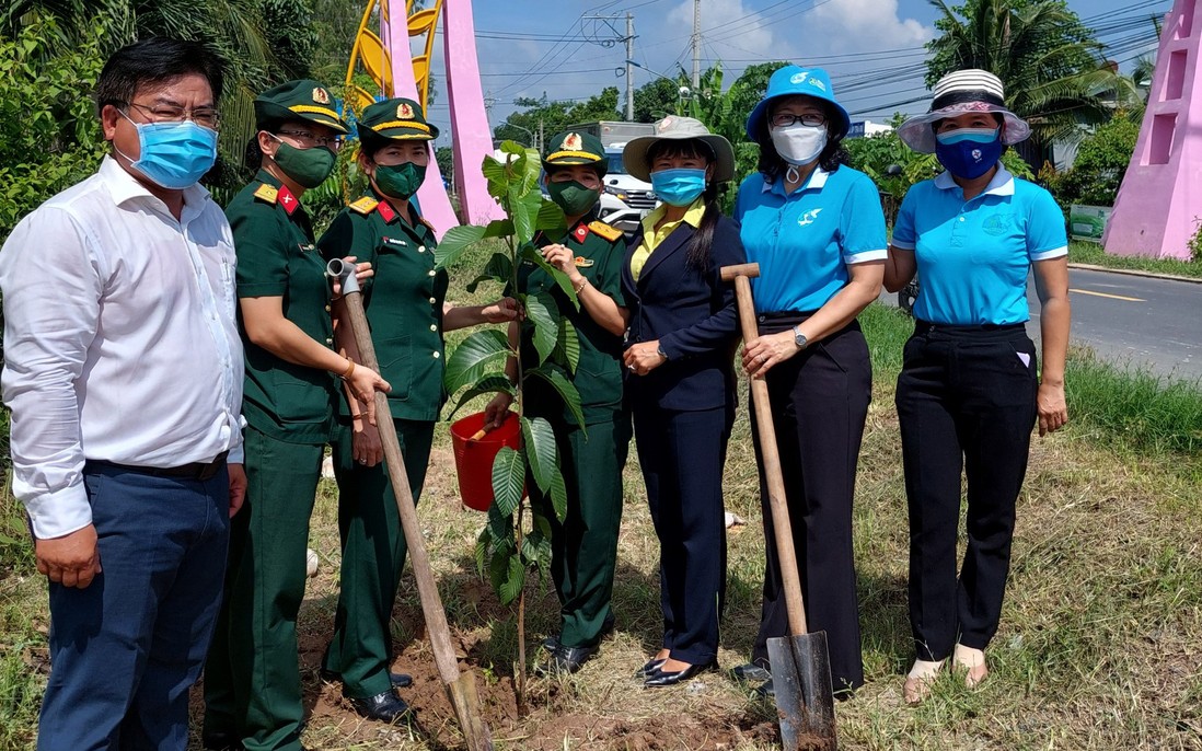 Phụ nữ Đồng Tháp ra quân trồng hơn 1.300 cây xanh