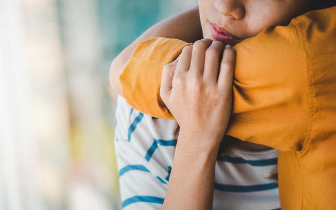 Nghiên cứu cho thấy phụ nữ giảm căng thẳng sau khi được ôm