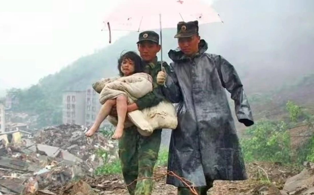 Đứa trẻ được cứu trong trận động đất Tứ Xuyên và cái kết đặc biệt sau 10 năm