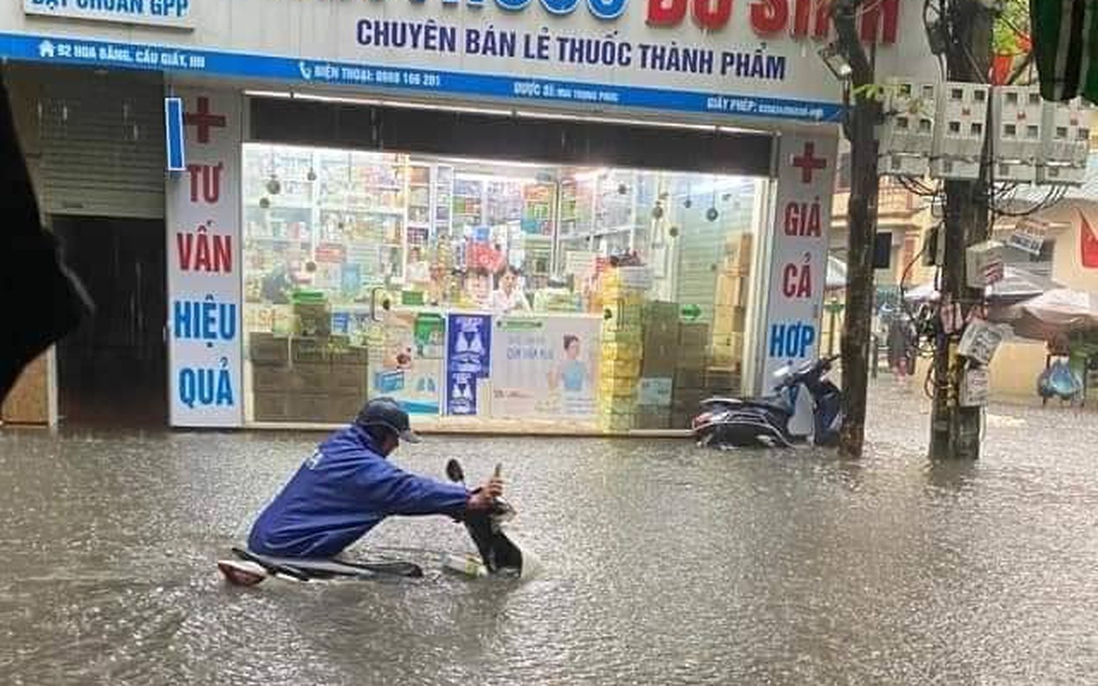 Hà Nội: Nhiều phương tiện giao thông "bơi" trong nước sau trận mưa lớn