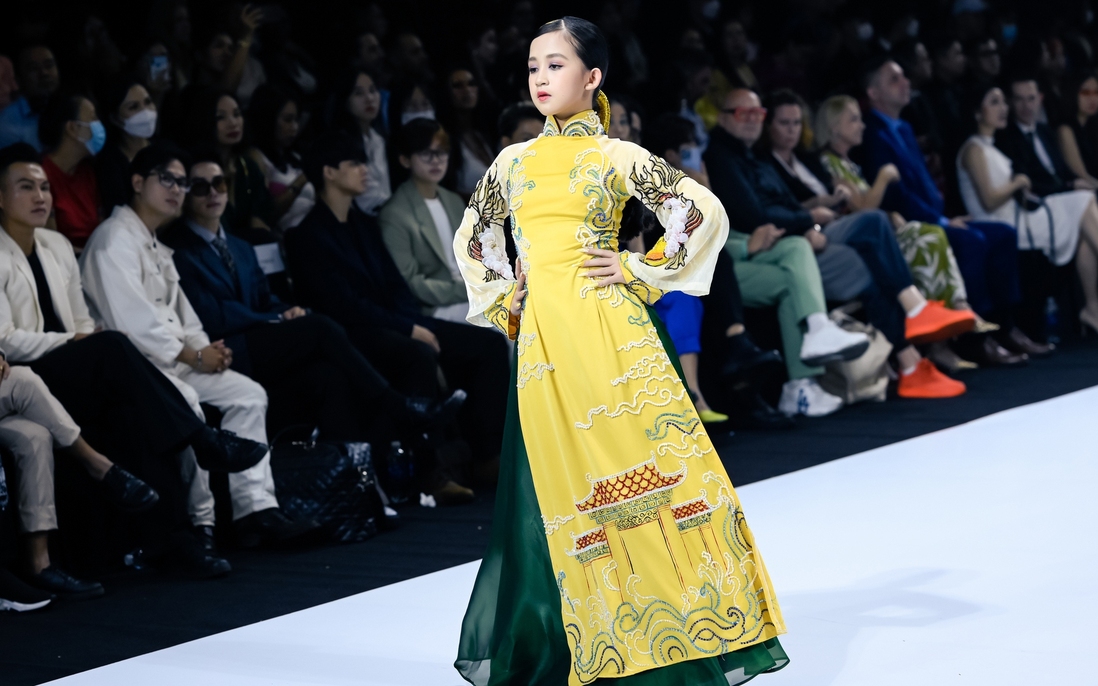 Ấn tượng áo dài “Cá chép hóa rồng” tại Tuần lễ Thời trang Xuân Hè 2022