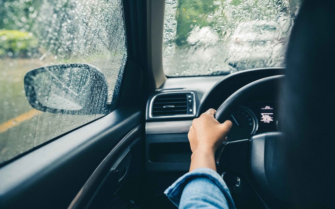 5 nguyên tắc giúp các chị em lái xe an toàn dưới trời mưa lớn