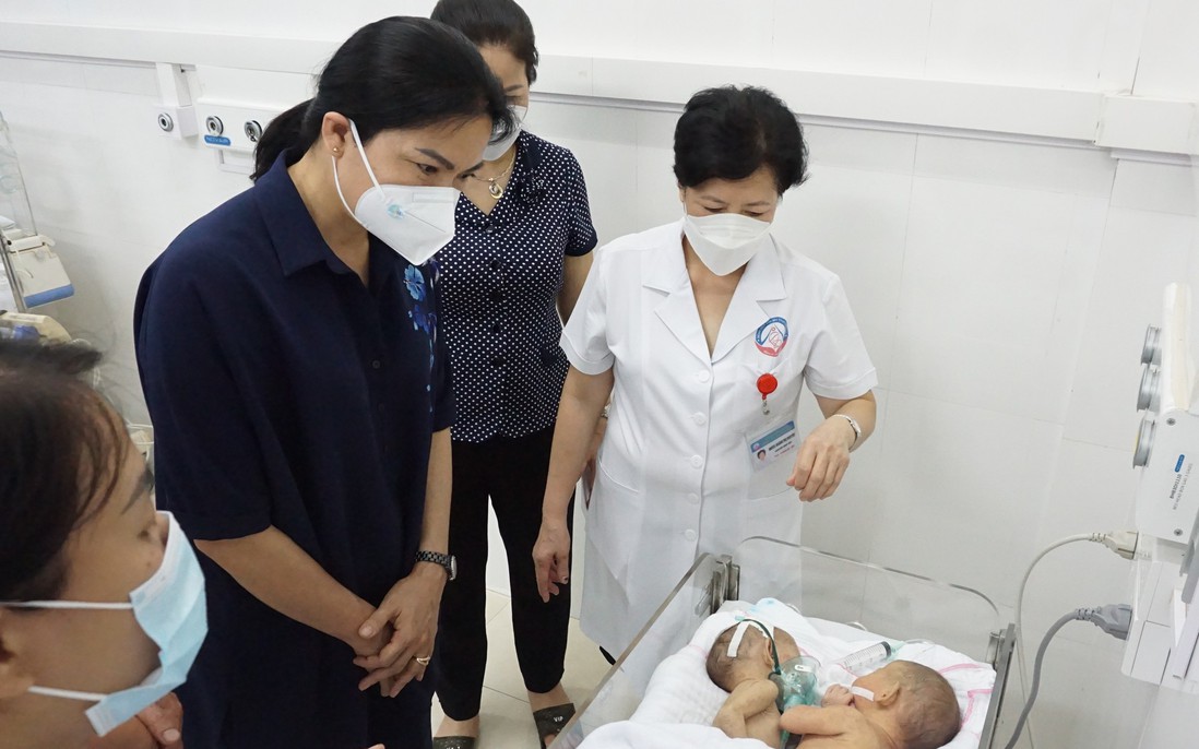 Chủ tịch Hội LHPN Việt Nam thăm tặng quà bệnh nhi tỉnh Lào Cai