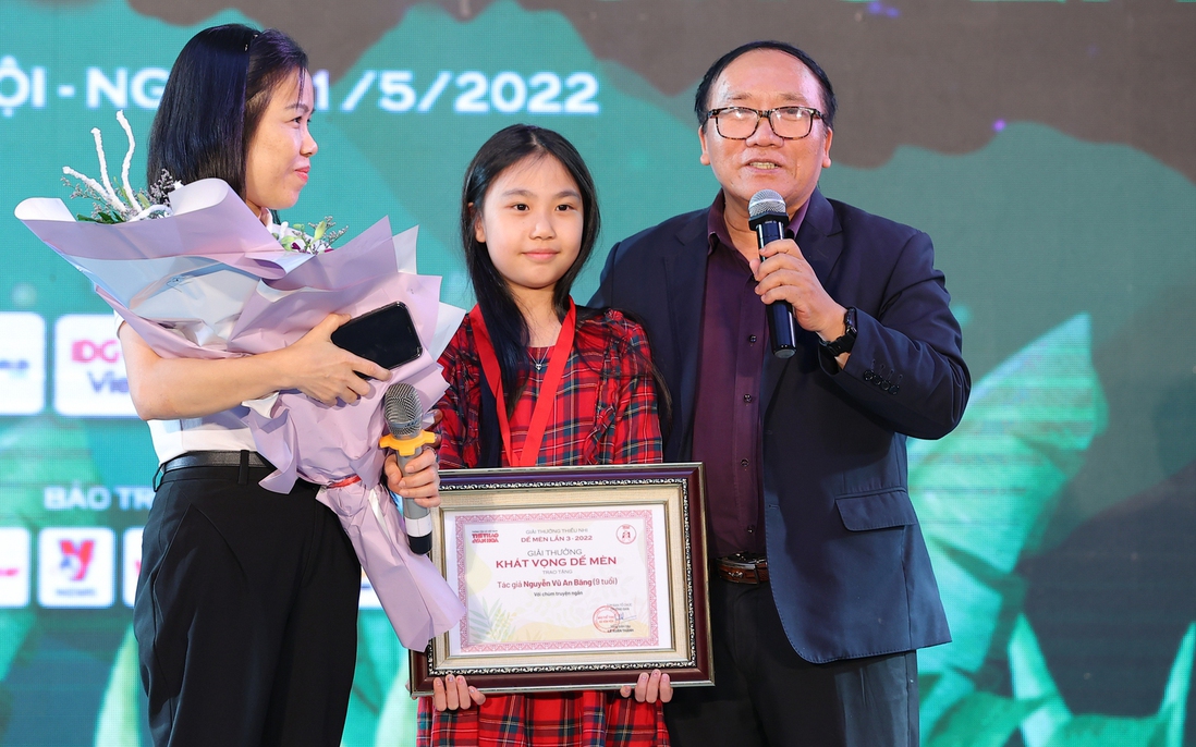 Bé gái 9 tuổi giành giải thưởng Dế Mèn 2022