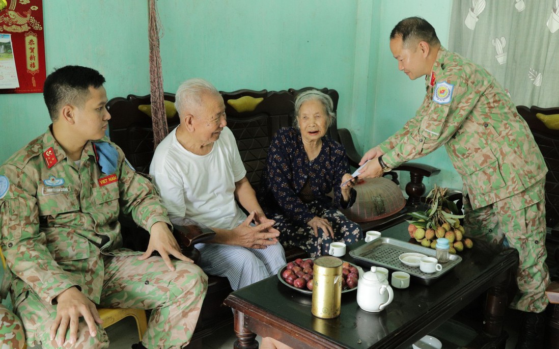 Đội công binh số 1 thăm hỏi 18 gia đình đặc biệt khó khăn trước ngày lên đường làm nhiệm vụ 