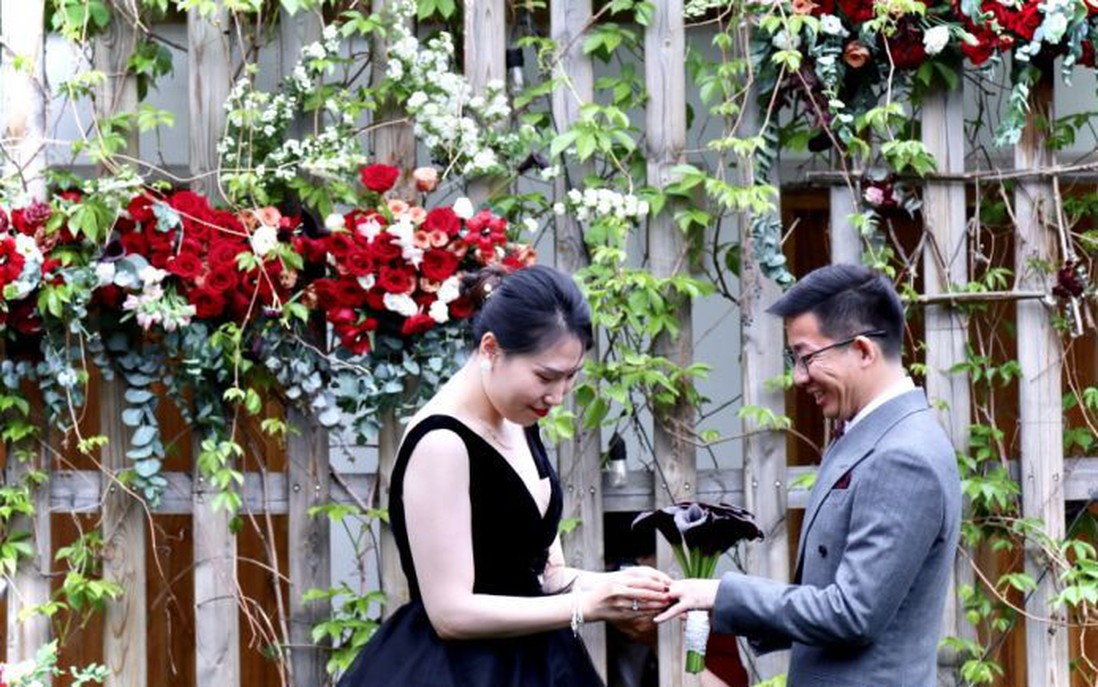 Đám cưới tự thực hiện trong vườn, cô dâu mặc váy cưới màu đen gây chú ý