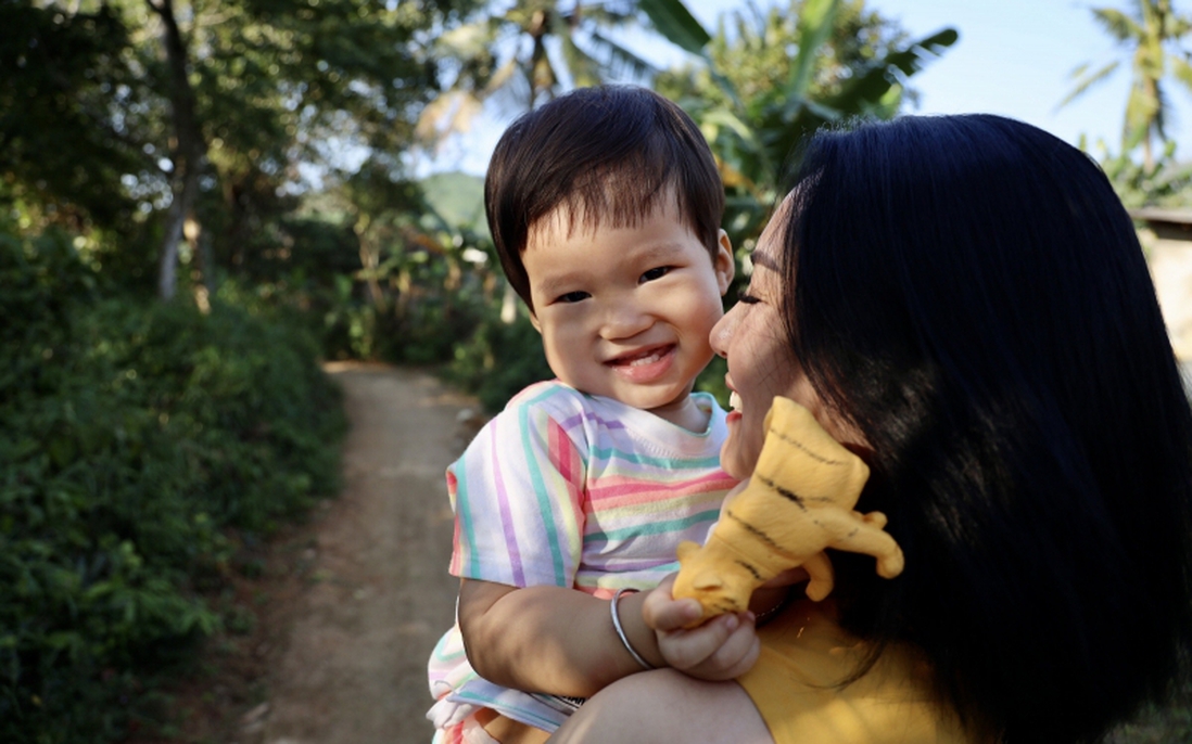 Kiên trì cho con chơi 1 "trò lạ" suốt thời gian dài, nữ bác sĩ nhận trái ngọt