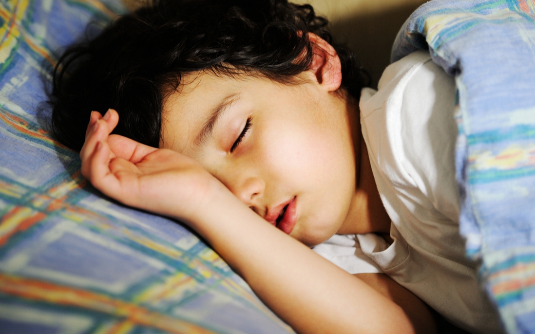 Trẻ 5 tuổi trằn trọc khó ngủ, thức giấc đột ngột giữa đêm vì 8 ''thủ phạm'' 