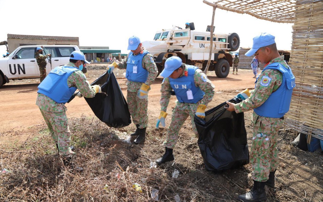 Lính “mũ nồi xanh” giúp người dân địa phương làm sạch môi trường sống