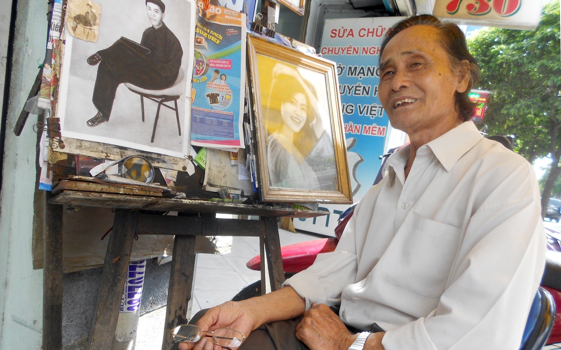 Người họa sĩ già vẽ tranh truyền thần giữa lòng Sài Gòn