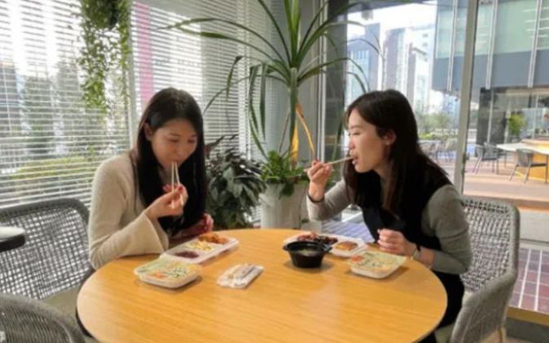 15% nhân viên văn phòng ở Nhật chọn bỏ 1 bữa trưa trong tuần để tiết kiệm