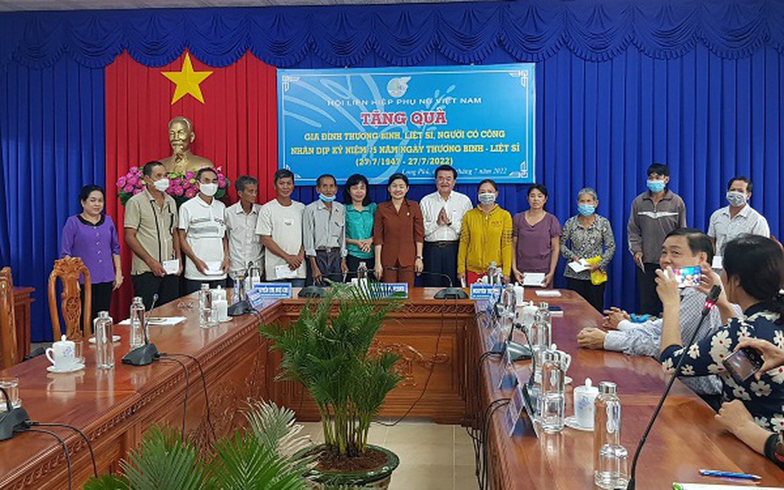 Lãnh đạo Hội LHPNVN thăm, tặng quà Mẹ Việt Nam anh hùng, gia đình người có công tại Sóc Trăng