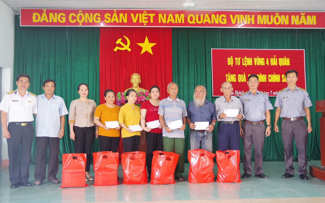 Thăm, tặng quà gia đình chính sách ở Cam Ranh