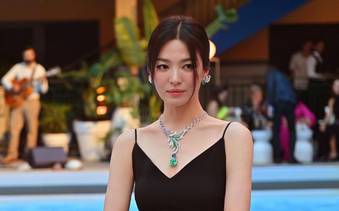 Song Hye Kyo xuất hiện đầy quyền lực tại Paris