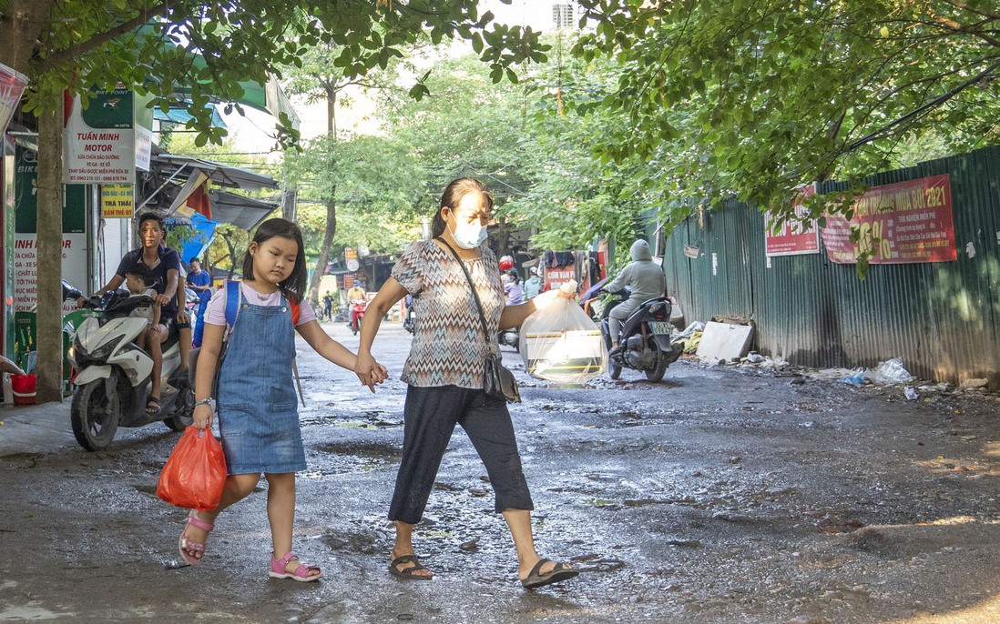 Người già, trẻ nhỏ “gặp nạn” khi qua con đường đau khổ - Ngõ 282 Kim Giang