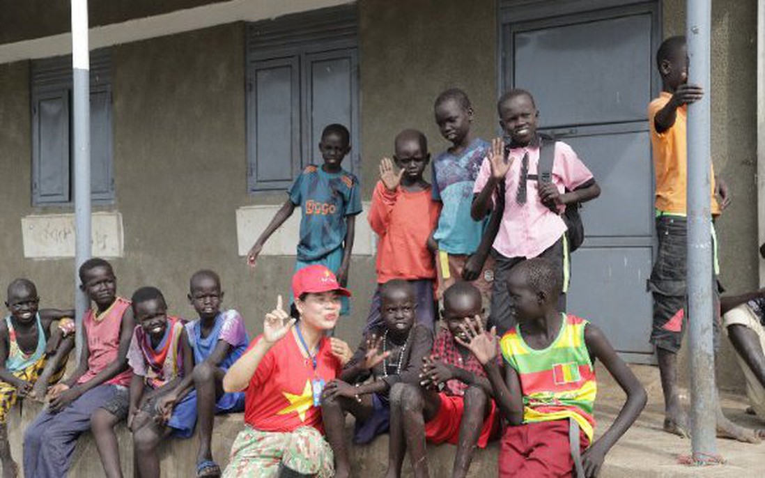 Lính "mũ nồi xanh" chống ngập cho người dân Abyei