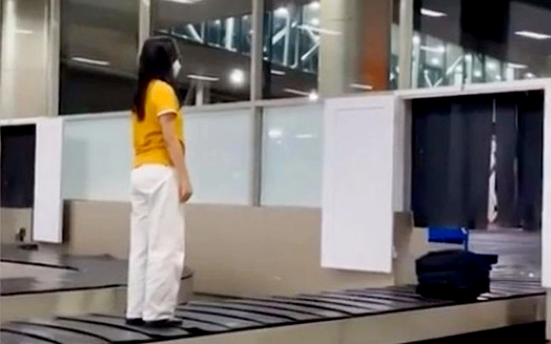 Liên tiếp các nữ hành khách đứng lên băng chuyền hành lý ở sân bay: Cục Hàng không xử lý thế nào?
