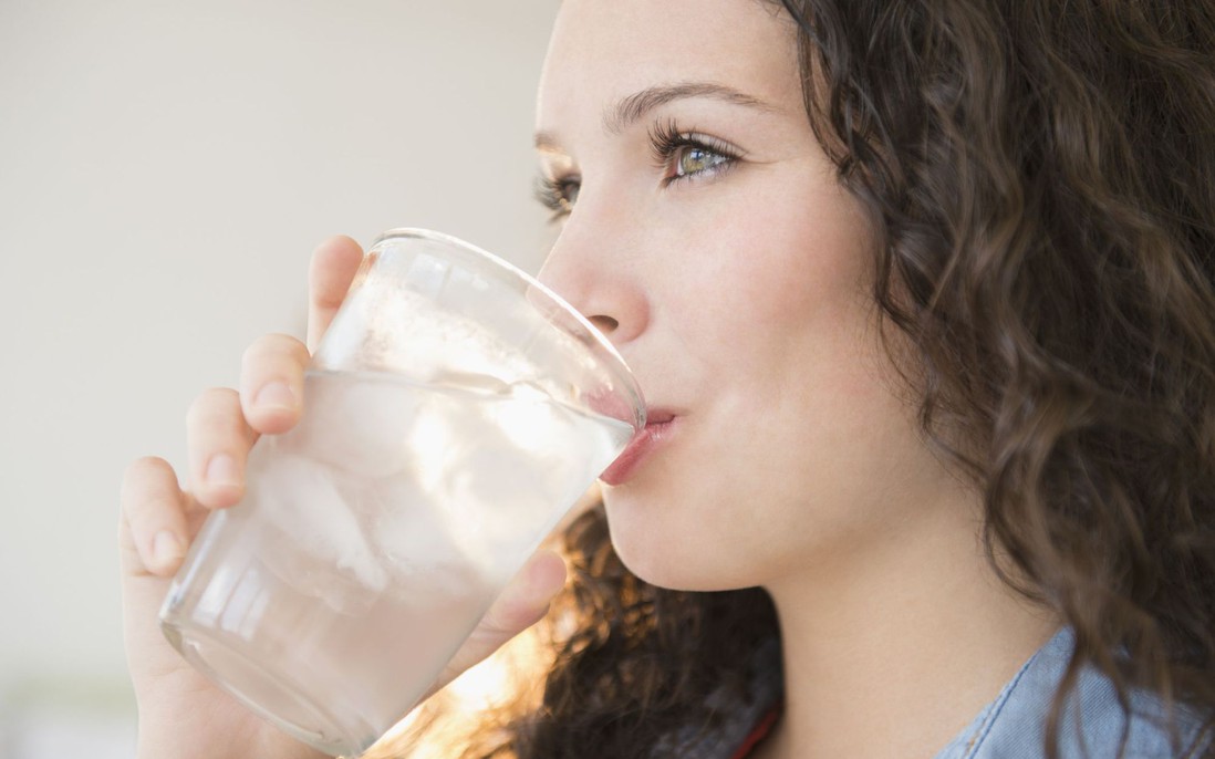 Tác hại từ thói quen uống nhiều nước lạnh trong ngày nắng nóng