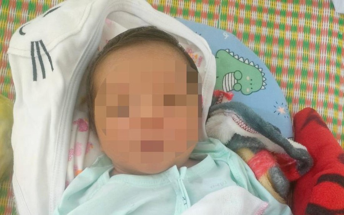 Nghệ An: Bé trai sơ sinh bị bỏ rơi trước cổng trạm y tế