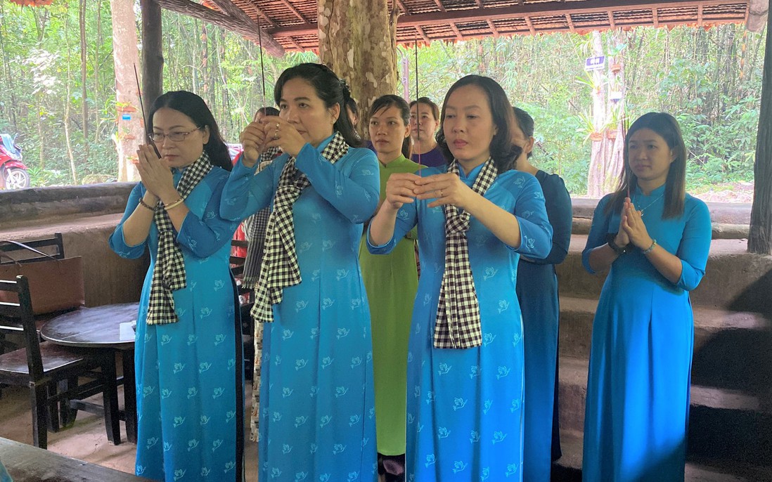 Hội LHPN Bình Phước dâng hương Nữ tướng Nguyễn Thị Định tại căn cứ Tà Thiết