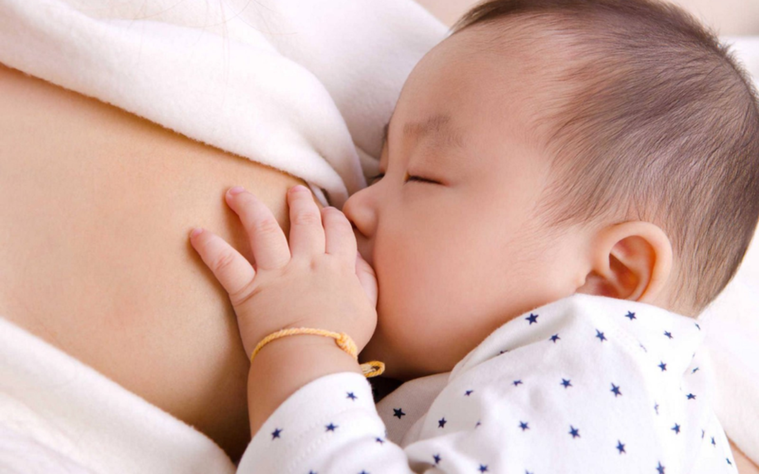 Có phải sữa mẹ loãng và hết dưỡng chất khi trẻ trên 1 tuổi?