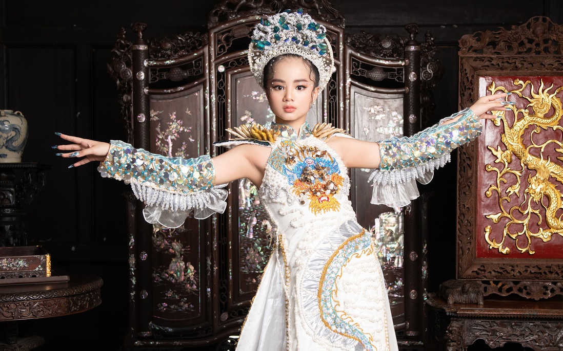 Áo dài “Vũ điệu hóa Rồng” bên cổ vật thời Nguyễn 