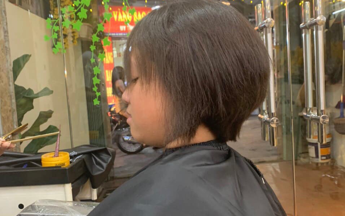 Bé gái cắt tóc tặng bệnh nhân ung thư