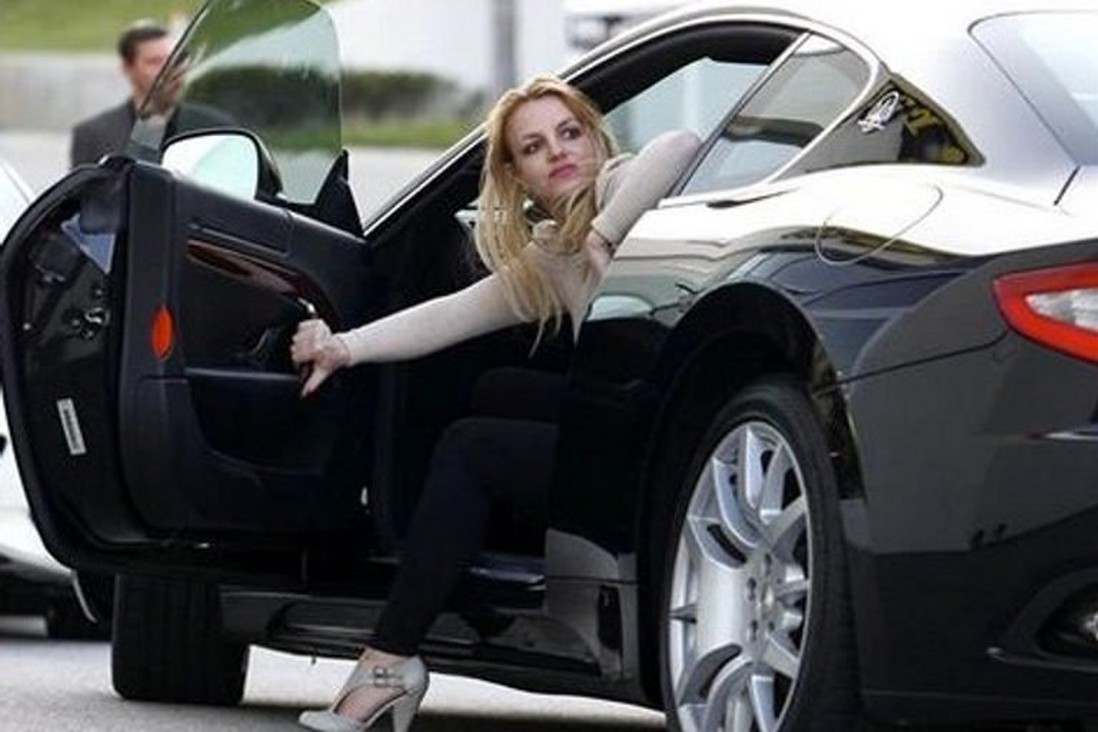 Bị chỉ trích về khả năng cầm lái, Britney Spears làm clip bên cạnh chiếc xe sắt vụn