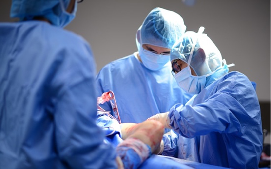 Phẫu thuật thành công ca gãy xương hàm phức tạp cho thiếu niên người Pháp