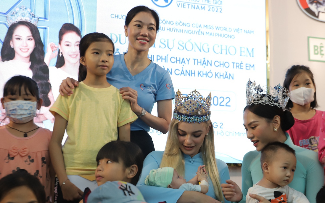 Đương kim Miss World và Hoa hậu Mai Phương tặng quà cho 300 bệnh nhi tại TPHCM