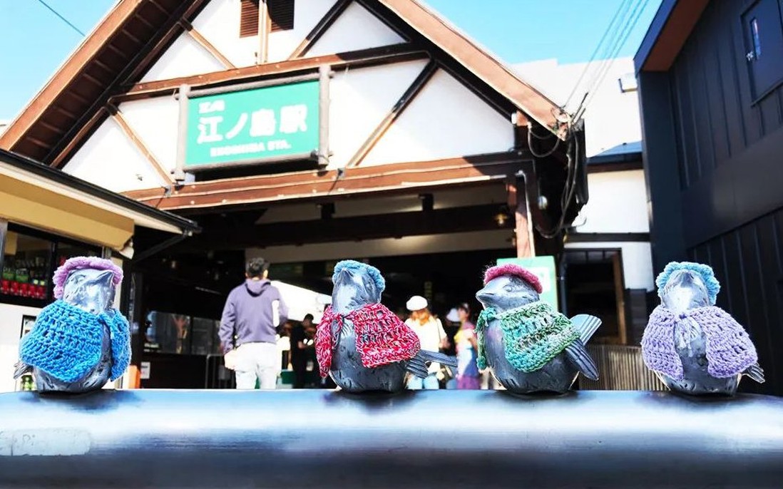 Người phụ nữ đan áo cho đàn chim sắt, biến chúng thành biểu tượng du lịch của Nhật Bản 
