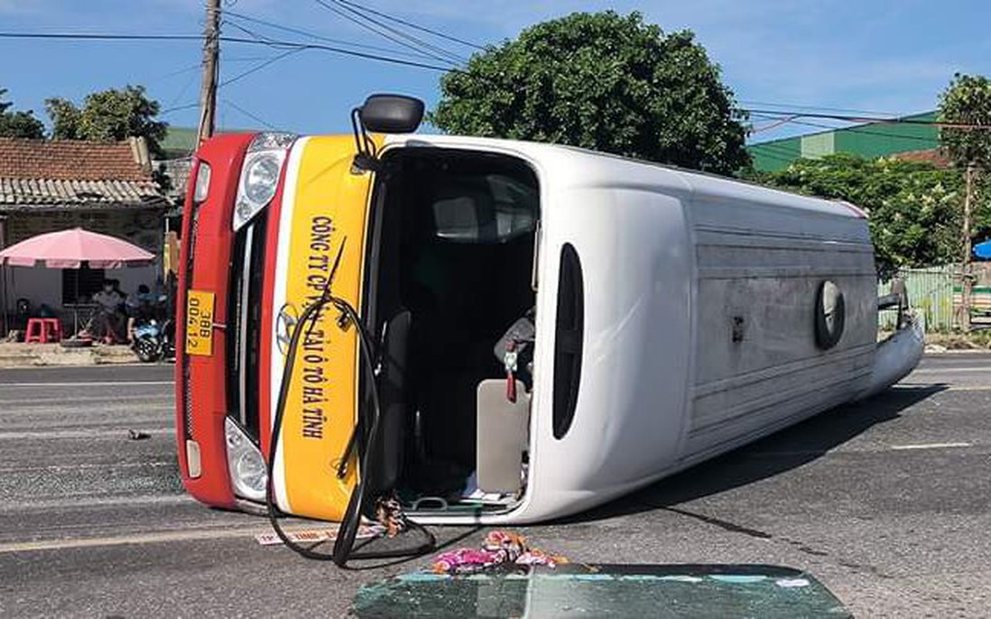 Xe buýt bị xe đầu kéo tông lật giữa đường, 10 hành khách nhập viện