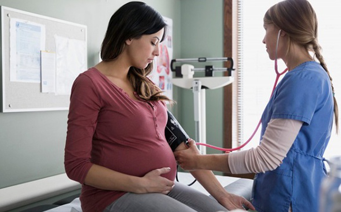 Cách phòng ngừa và ổn định huyết áp cho mẹ bầu