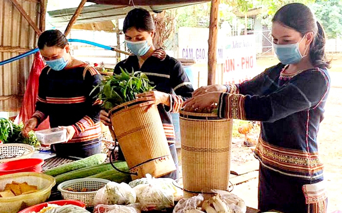 Bảo vệ môi trường, phụ nữ Tây Nguyên mang gùi đi chợ