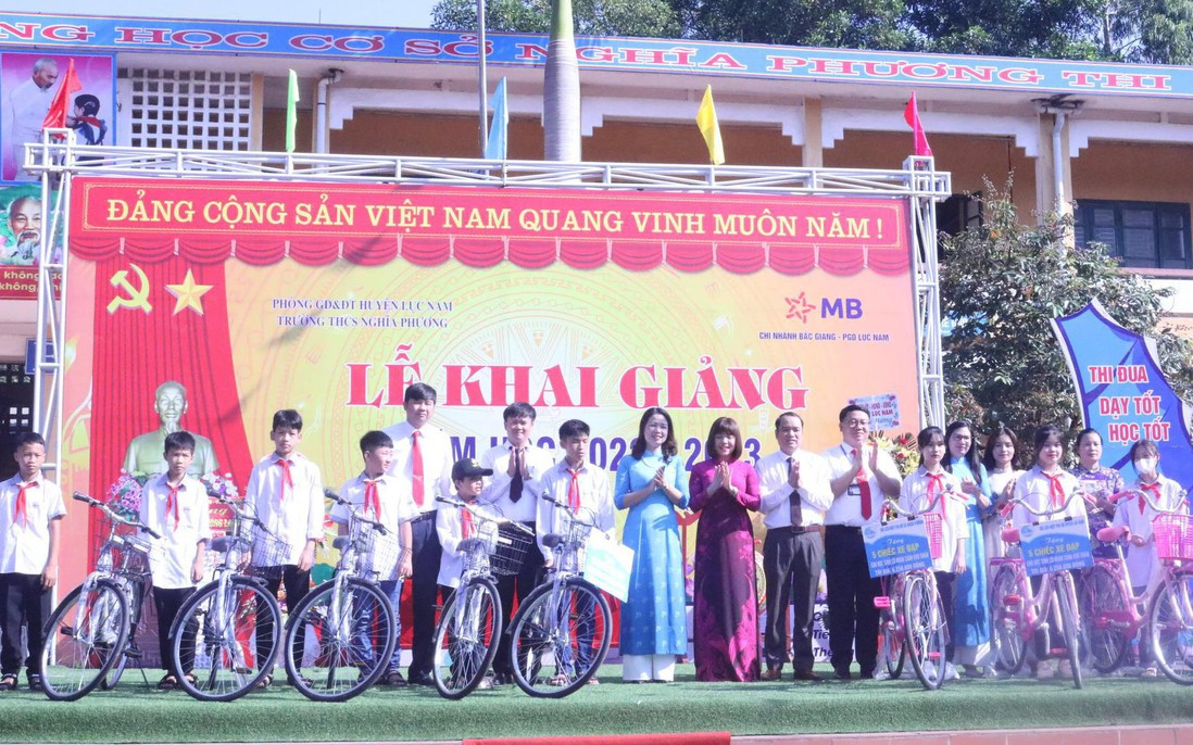 Hội LHPN tỉnh Bắc Giang tặng gần 800 xe đạp cho học sinh khó khăn 