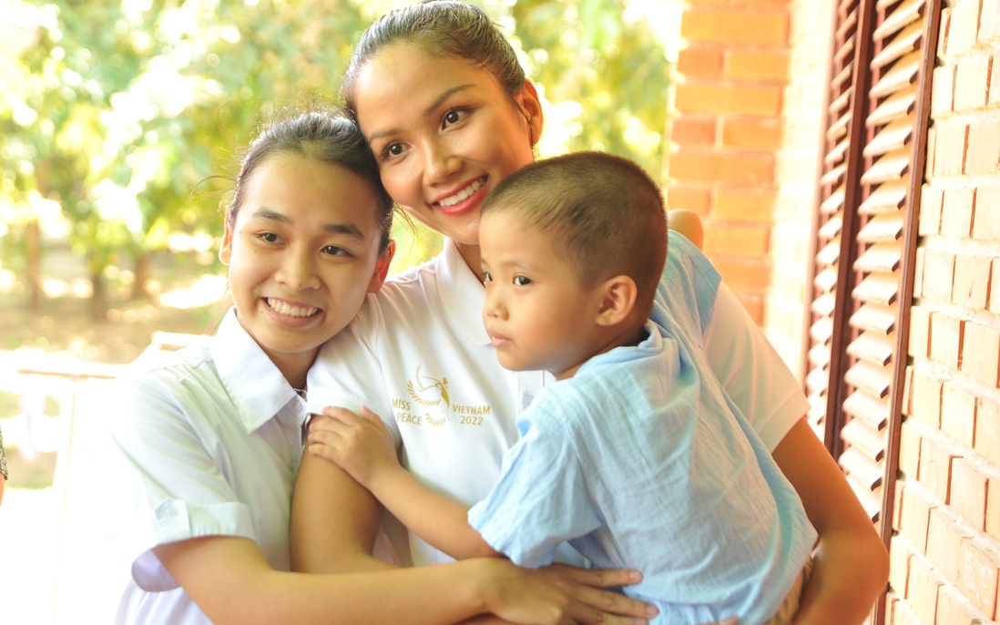 Hoa hậu H’Hen Niê và dàn người đẹp Miss Peace Vietnam tặng quà Trung thu cho làng trẻ SOS Đà Nẵng