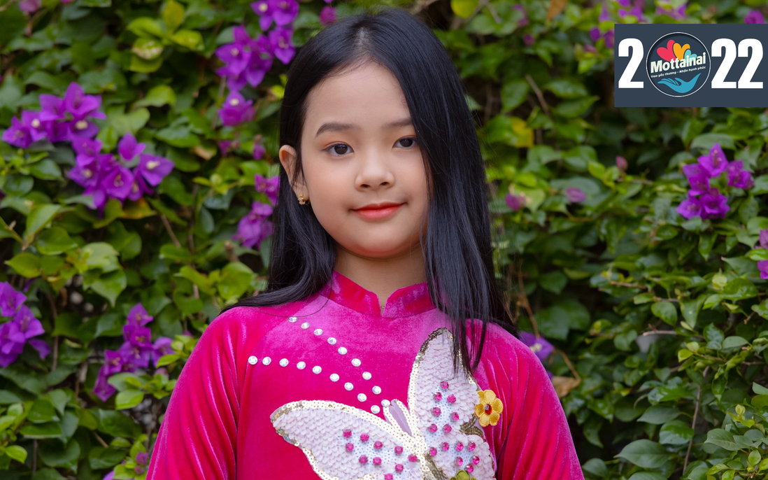 Quán quân Đại sứ Áo dài Trẻ em Việt Nam hạnh phúc được chia sẻ với bạn nhỏ khó khăn
