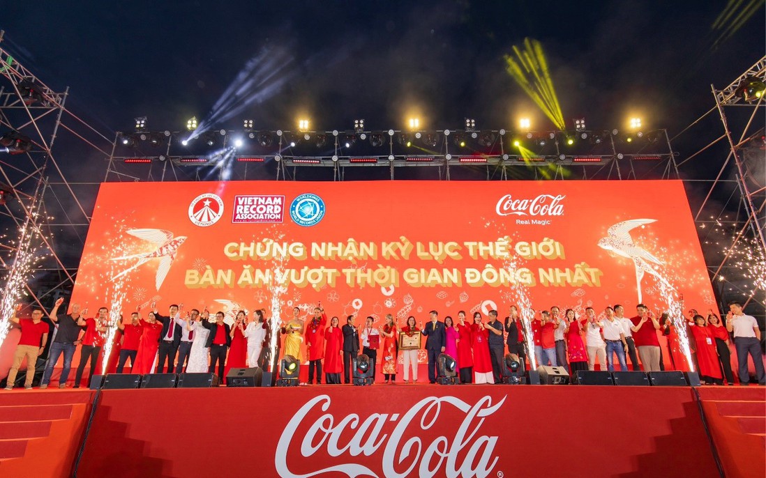 COCA-COLA® Việt Nam xác lập Kỷ lục “Bàn ăn Tết Việt có số gia đình tham gia đông nhất thế giới”