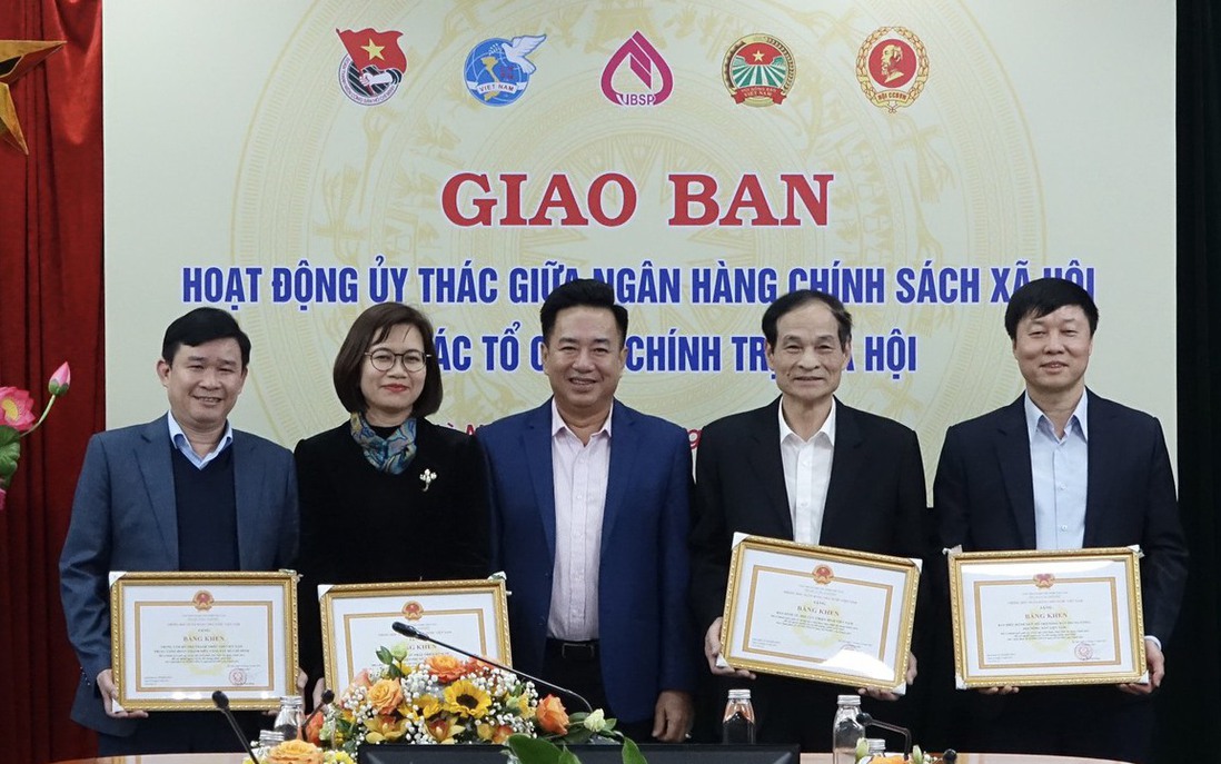 Tôn vinh các tập thể, cá nhân đồng hành đưa nguồn vốn chính sách đến với người nghèo